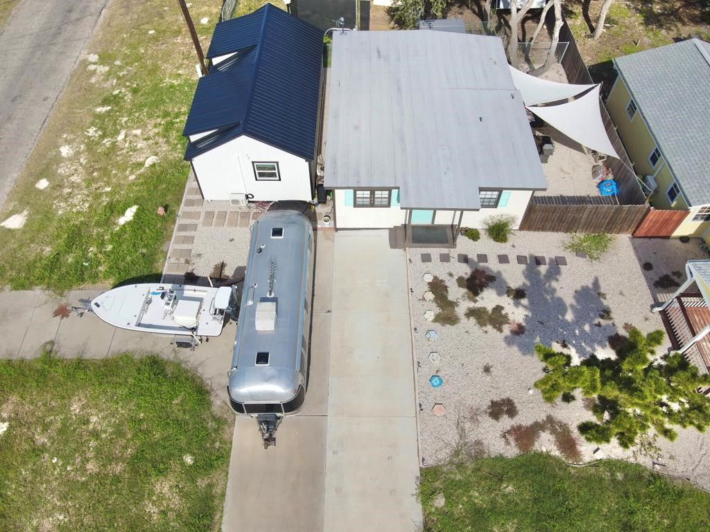 504 W Liberty St, Rockport, TX 78382 — photo 3