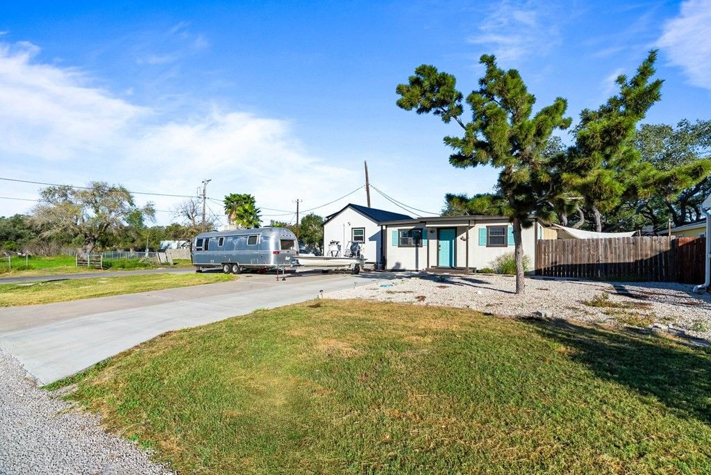 504 W Liberty St, Rockport, TX 78382 — photo 4