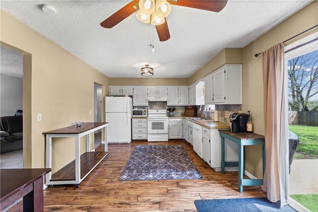 507 W CAMBRIDGE Road, Belton, MO 64012