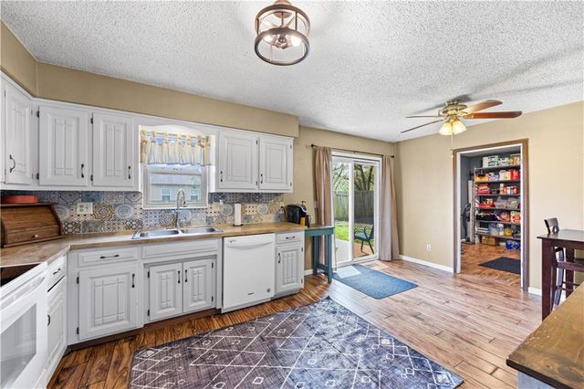 507 W CAMBRIDGE Road, Belton, MO 64012