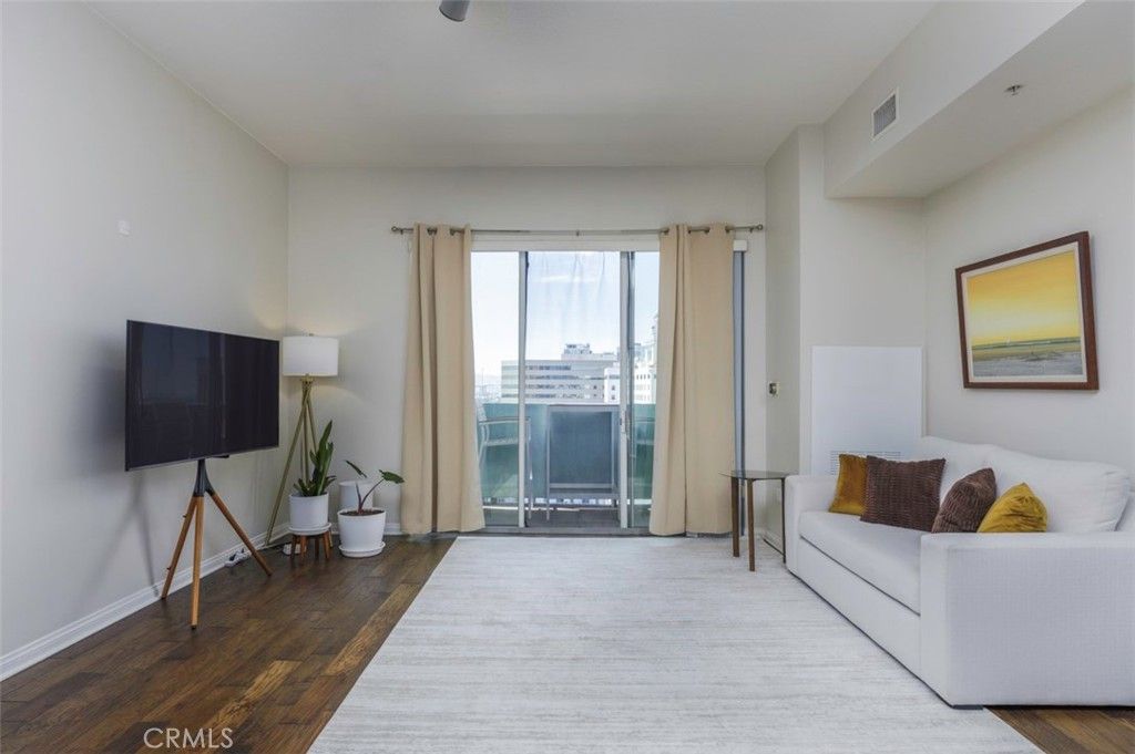 Image 5 of property listing at 388 E Ocean Boulevard 1415, Long Beach, CA 90802