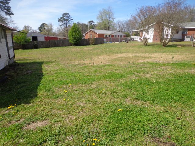 181 Washington Ave, Camden, TN 38320