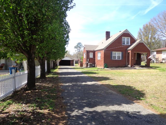 181 Washington Ave, Camden, TN 38320