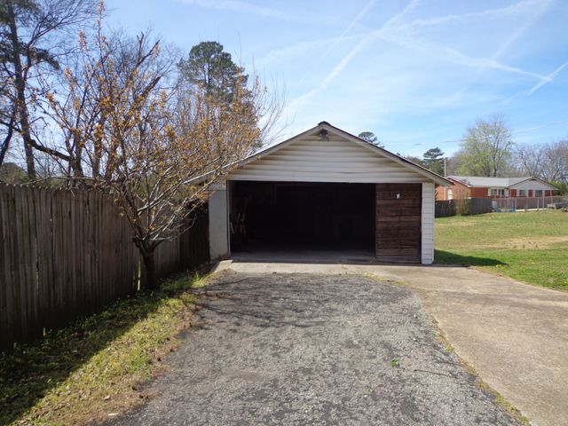 181 Washington Ave, Camden, TN 38320