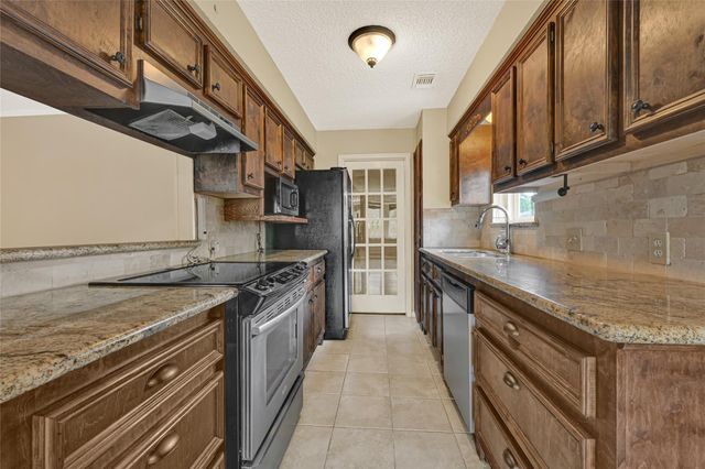 10010 Lost Pine Drive, Baytown, TX 77521