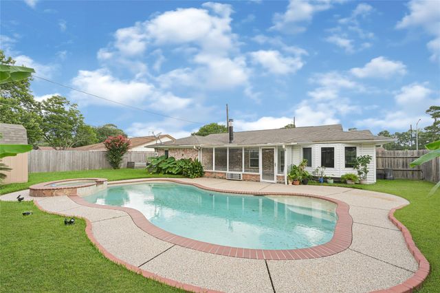 10010 Lost Pine Drive, Baytown, TX 77521