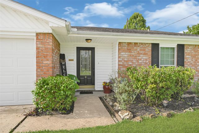10010 Lost Pine Drive, Baytown, TX 77521
