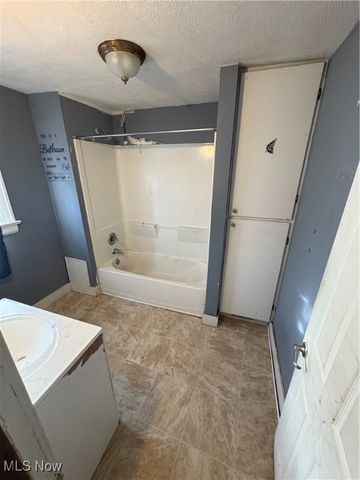 2462 Edwin Avenue, Akron, OH 44314