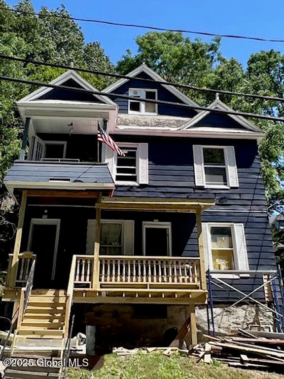 213 Vrooman Avenue 2nd Floor, Amsterdam, NY 12010