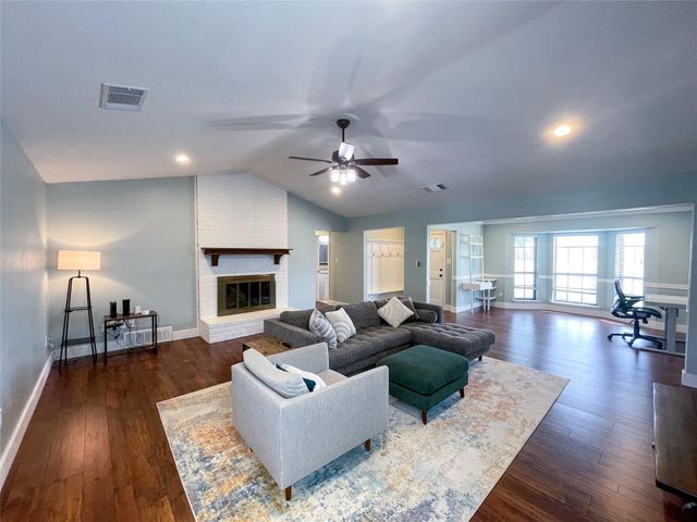 112 Overcrest Drive, Benbrook, TX 76126