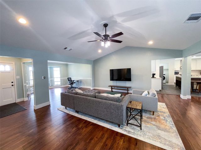 112 Overcrest Drive, Benbrook, TX 76126