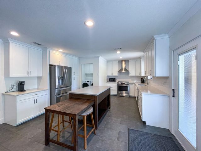 112 Overcrest Drive, Benbrook, TX 76126
