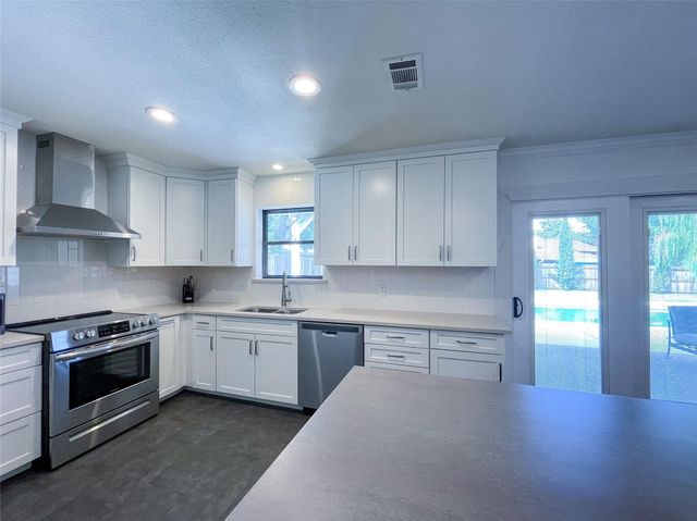 112 Overcrest Drive, Benbrook, TX 76126