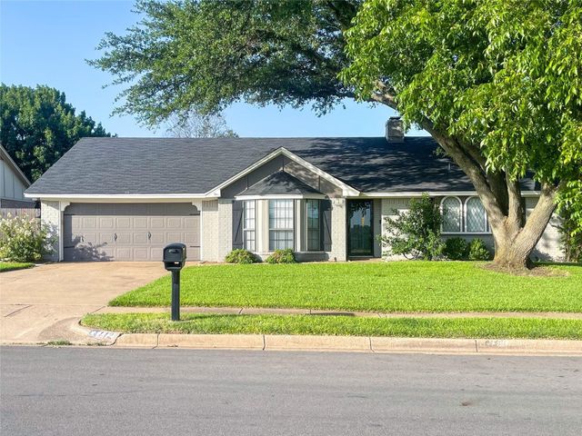 112 Overcrest Drive, Benbrook, TX 76126