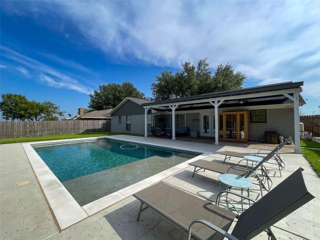 112 Overcrest Drive, Benbrook, TX 76126