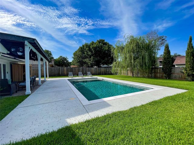 112 Overcrest Drive, Benbrook, TX 76126