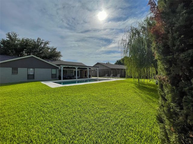 112 Overcrest Drive, Benbrook, TX 76126