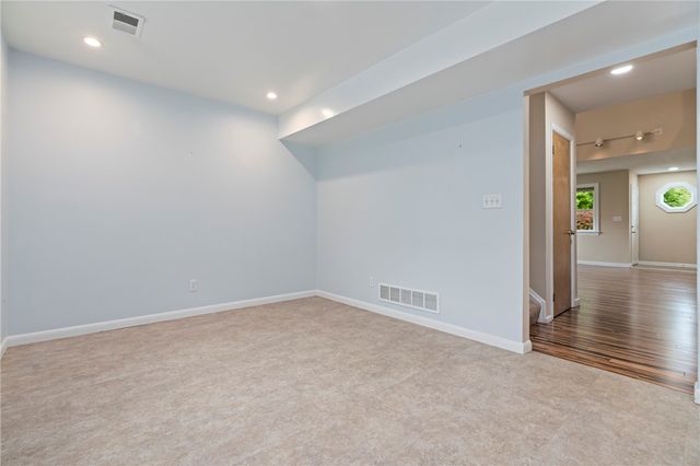 305 Squire Cir, Brighton Heights, PA 15212