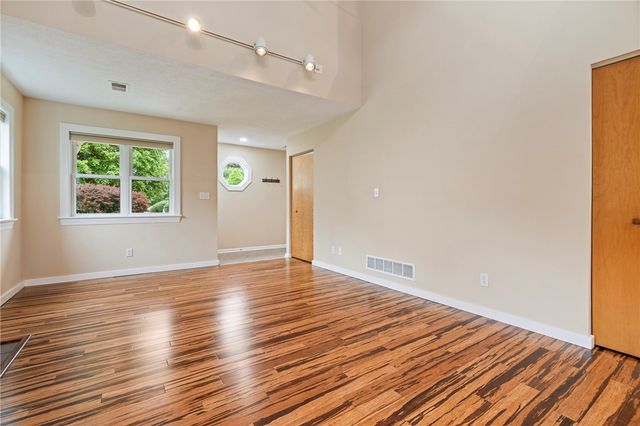 305 Squire Cir, Brighton Heights, PA 15212