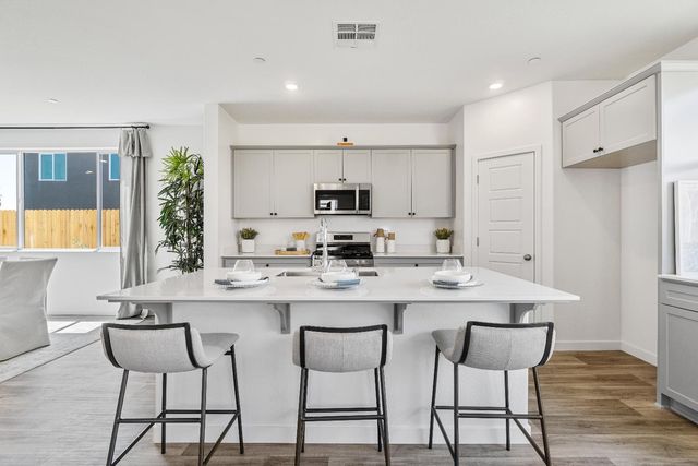 966 Deerhorn Drive W, Madera, CA 93636