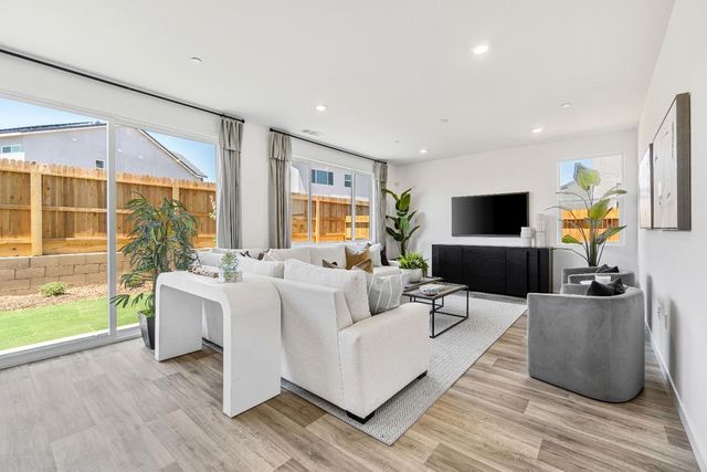 966 Deerhorn Drive W, Madera, CA 93636