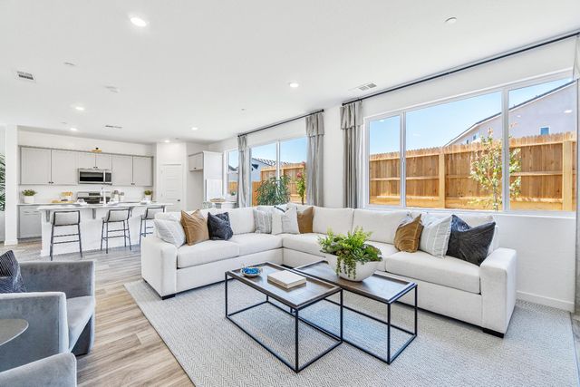 966 Deerhorn Drive W, Madera, CA 93636