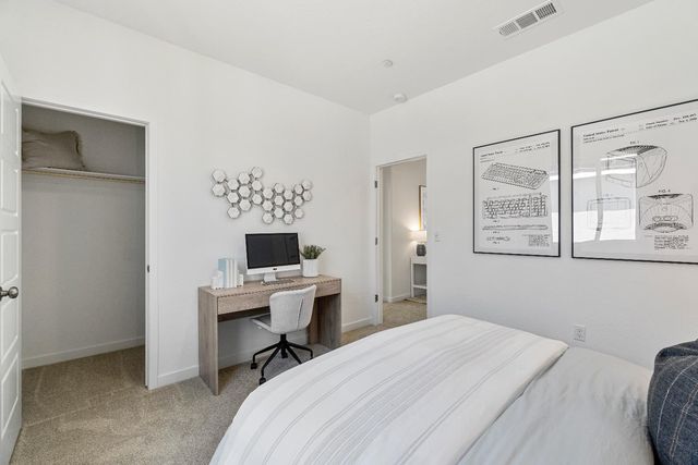 966 Deerhorn Drive W, Madera, CA 93636