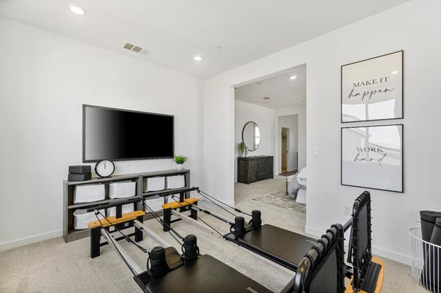 966 Deerhorn Drive W, Madera, CA 93636