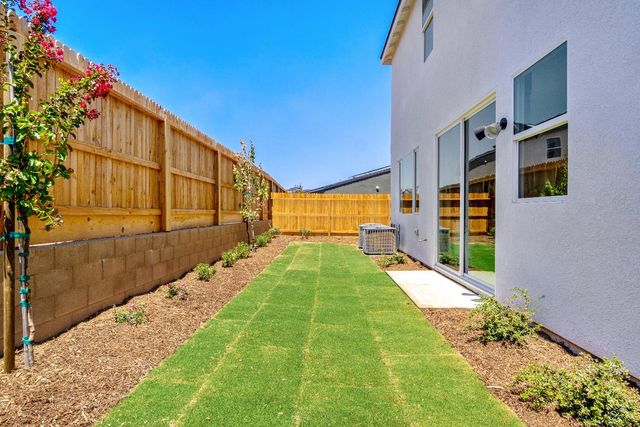 966 Deerhorn Drive W, Madera, CA 93636