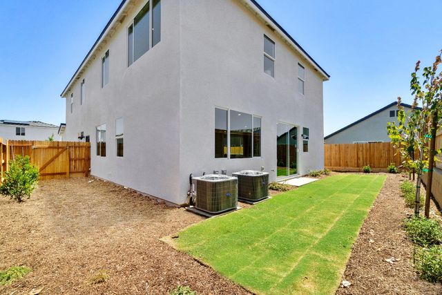 966 Deerhorn Drive W, Madera, CA 93636