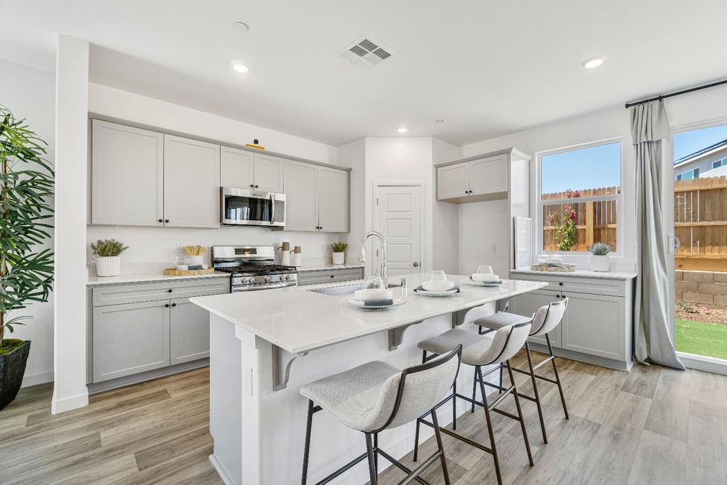 Image 18 of property listing at 966 Deerhorn Drive W, Madera, CA 93636