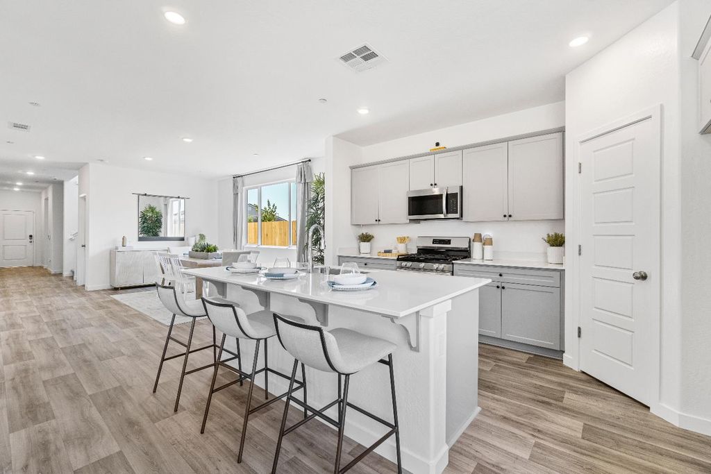 Image 19 of property listing at 966 Deerhorn Drive W, Madera, CA 93636