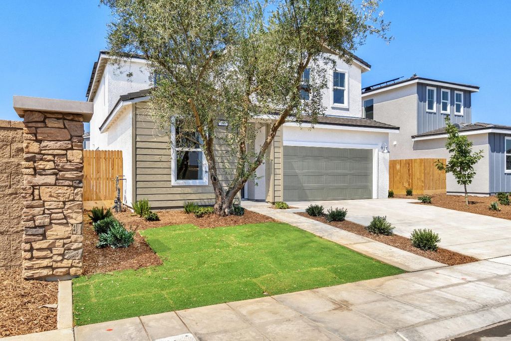 Image 2 of property listing at 966 Deerhorn Drive W, Madera, CA 93636