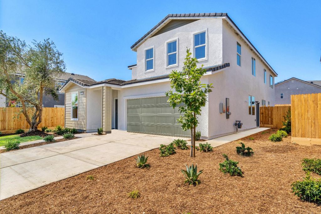 Image 3 of property listing at 966 Deerhorn Drive W, Madera, CA 93636