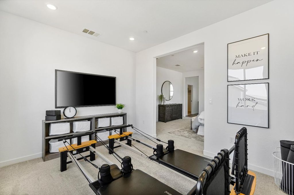 Image 40 of property listing at 966 Deerhorn Drive W, Madera, CA 93636