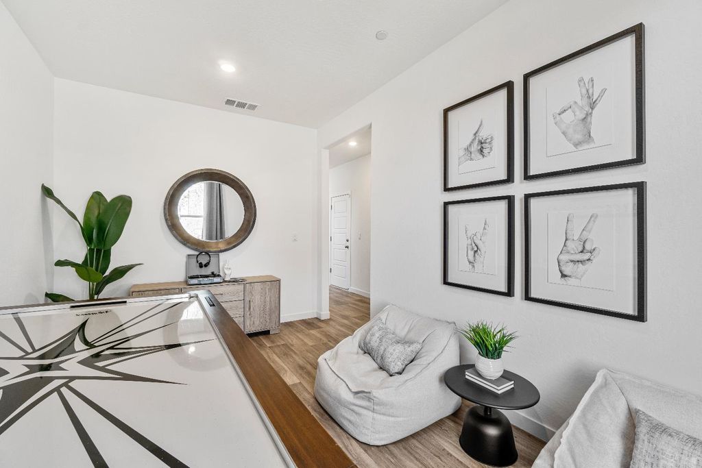 Image 8 of property listing at 966 Deerhorn Drive W, Madera, CA 93636