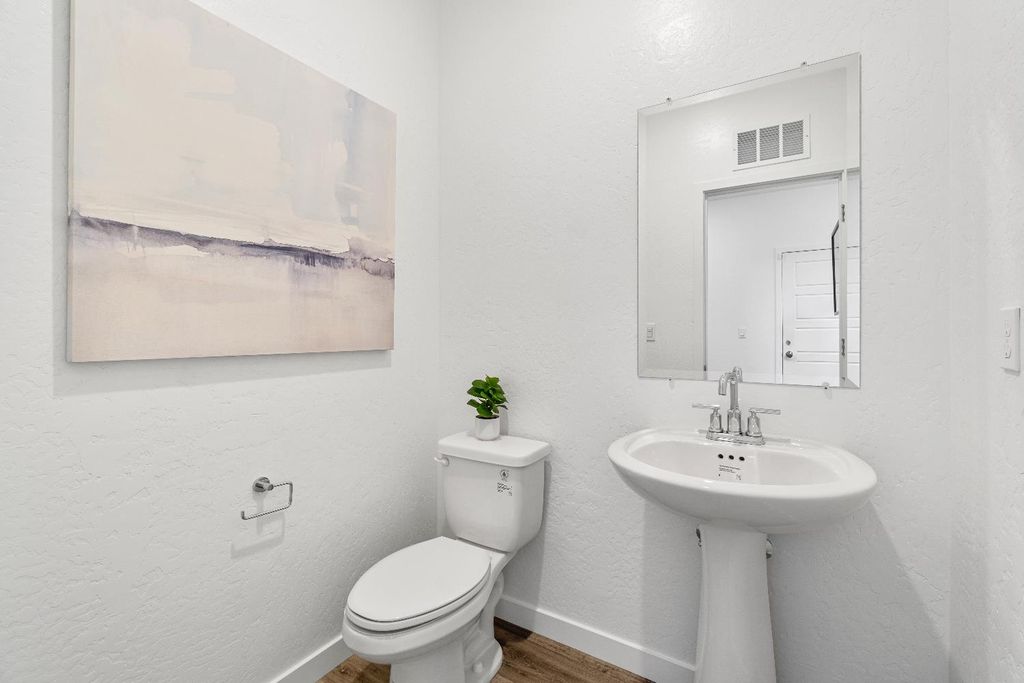 Image 9 of property listing at 966 Deerhorn Drive W, Madera, CA 93636