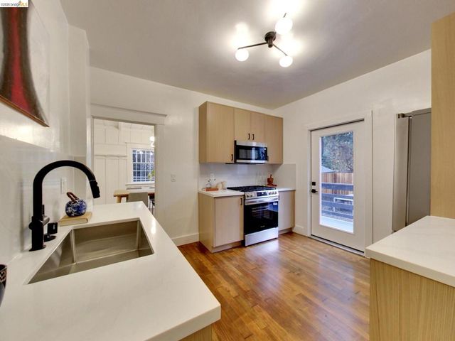 2934 E 23rd St, Oakland, CA 94601