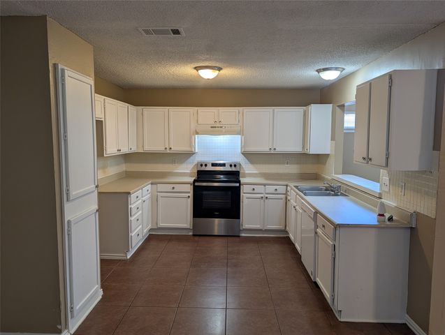 6211 Patriotic Court, Arlington, TX 76002