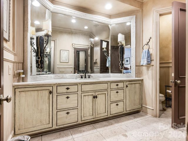 4523 Fox Brook Lane, Charlotte, NC 28211