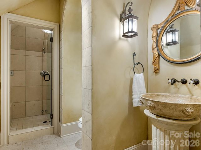 4523 Fox Brook Lane, Charlotte, NC 28211