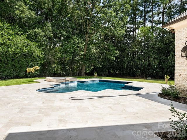 4523 Fox Brook Lane, Charlotte, NC 28211