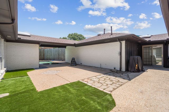 1115 Derbyshire Place, Carrollton, TX 75007