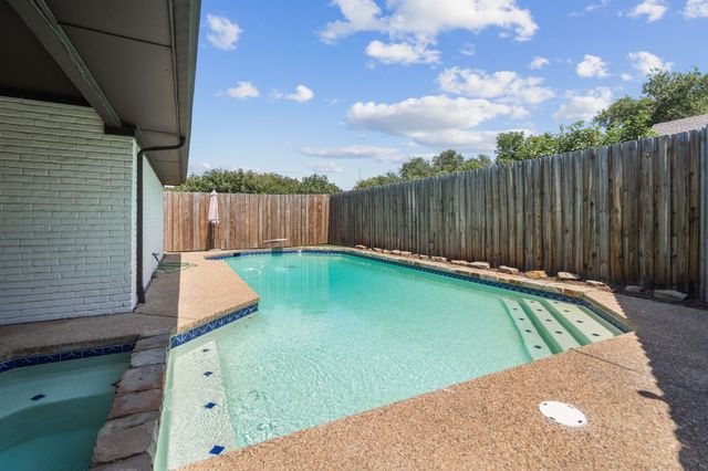 1115 Derbyshire Place, Carrollton, TX 75007