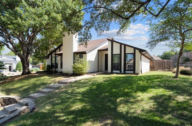 1115 Derbyshire Place, Carrollton, TX 75007