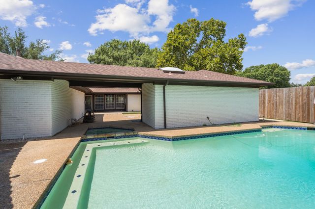 1115 Derbyshire Place, Carrollton, TX 75007