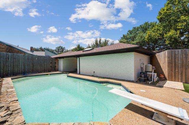 1115 Derbyshire Place, Carrollton, TX 75007