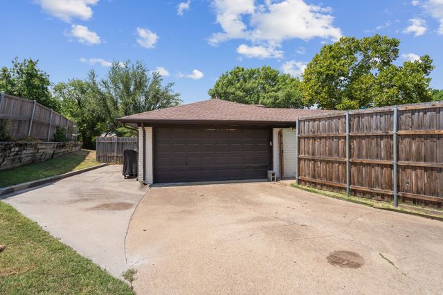 1115 Derbyshire Place, Carrollton, TX 75007
