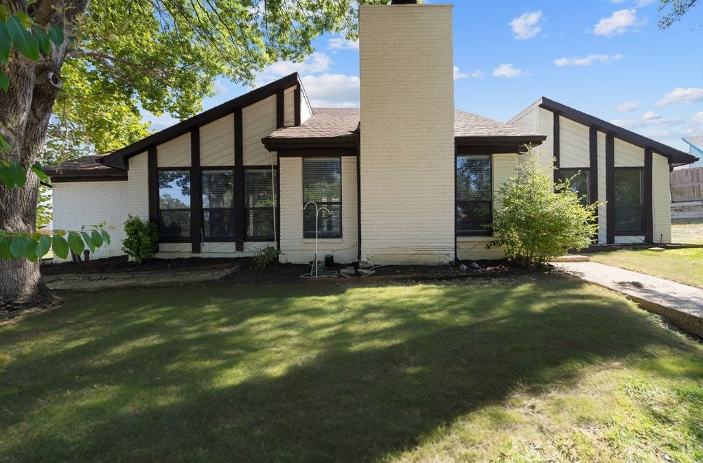 1115 Derbyshire Place, Carrollton, TX 75007