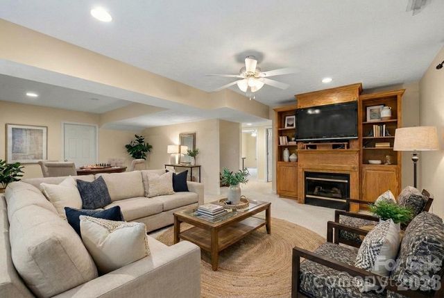 242 Carriage Summitt Way, Hendersonville, NC 28791